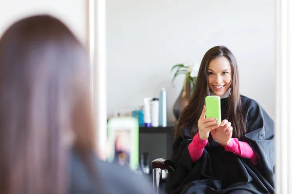 Junge Frau im Friseursalon — Stockfoto