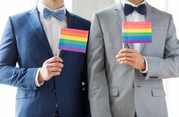 Gay paar met regenboog vlaggen — Stockfoto
