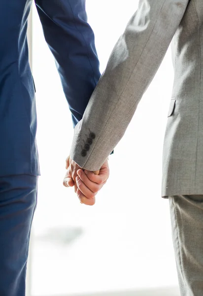 Masculino gay casal segurando mãos — Fotografia de Stock