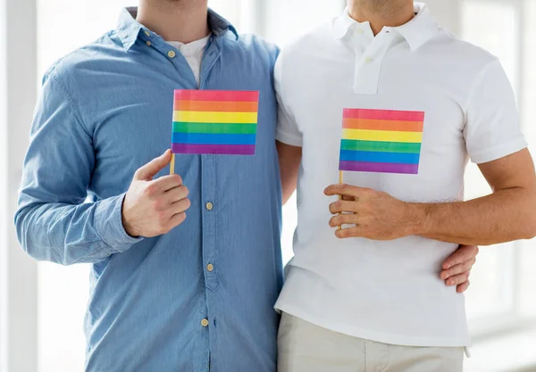 Gay casal com arco-íris bandeiras — Fotografia de Stock