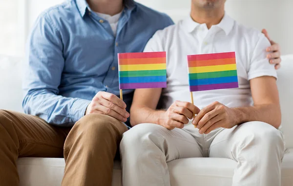 Homosexuella par med regnbåge flaggor — Stockfoto