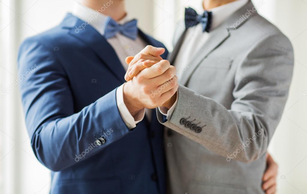 pareja de gay bailando