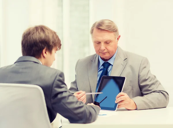 Older  and young business  men with tablet — Stock Photo, Image