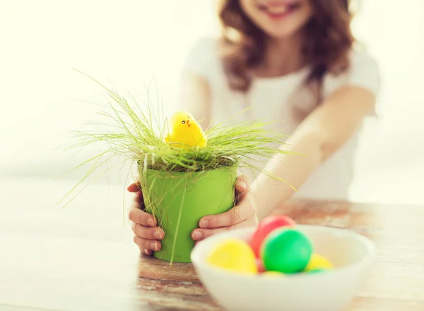 Girl holding easter decorations — Stock Photo, Image