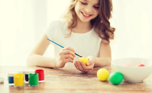 Girl coloring eggs for easter — Stock Photo, Image