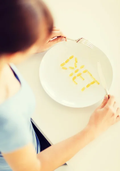 Mujer con plato y medicinas —  Fotos de Stock