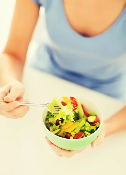 Woman eating salad with vegetables — Stock Photo, Image