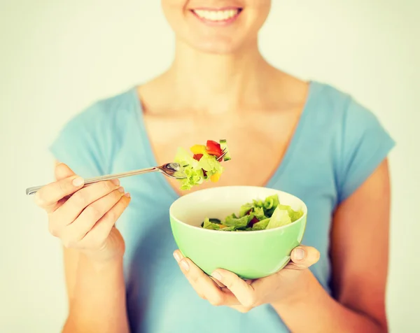 Donna mangiare insalata con verdure — Foto Stock