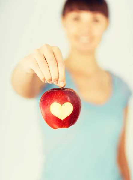 Kvinna med hjärta form apple — Stockfoto