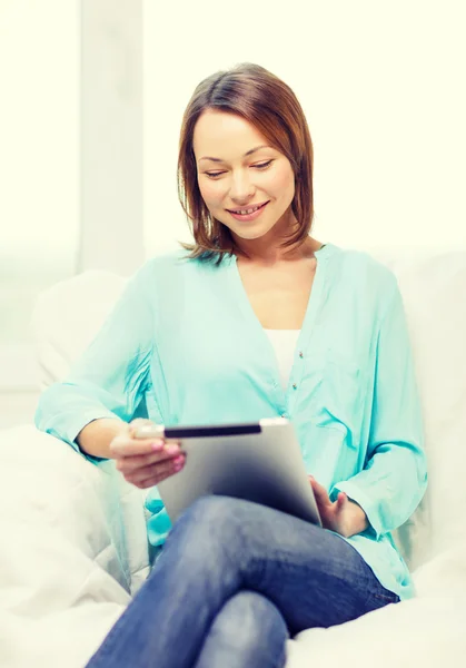 Mulher com tablet pc em casa — Fotografia de Stock