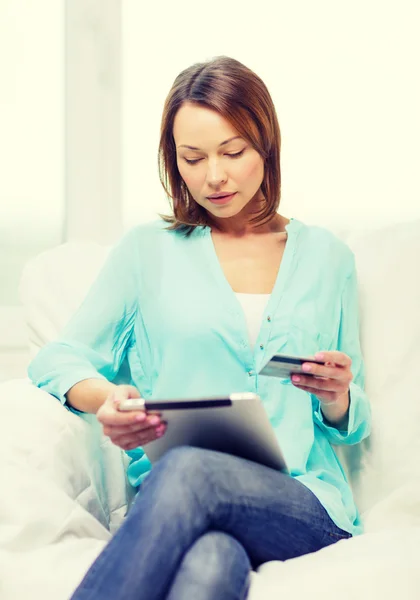 Mujer con tableta PC en casa — Foto de Stock