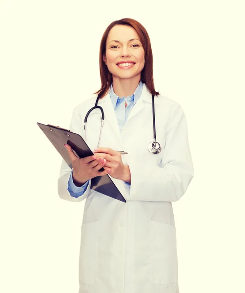 Vrouwelijke arts met klembord — Stockfoto