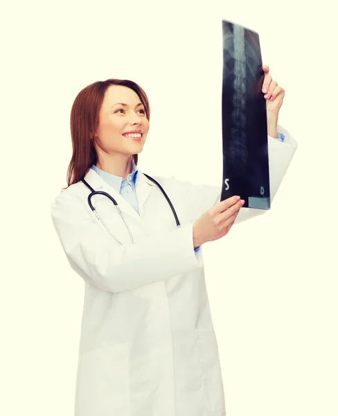 Female doctor looking at x-ray — Stock Photo, Image