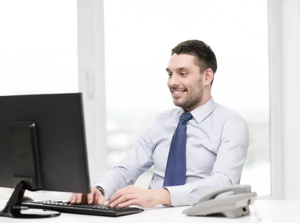 Sonriente hombre de negocios o estudiante con computadora — Foto de Stock