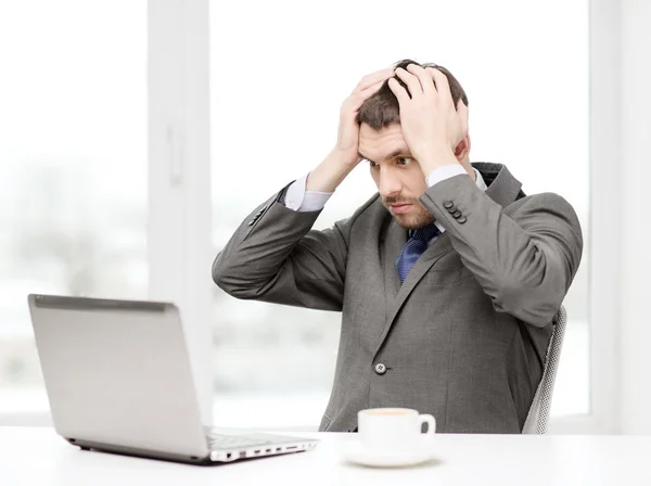 Zakenman met laptop en koffie — Stockfoto