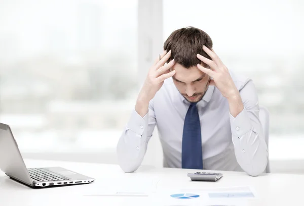 Empresário estressado com laptop — Fotografia de Stock
