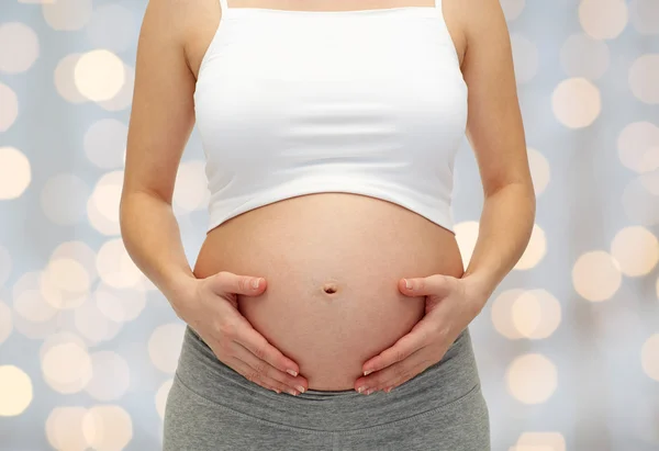 Schwangere berührt ihren Bauch — Stockfoto