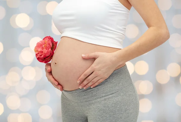 Zwangere vrouw aanraken haar buik — Stockfoto