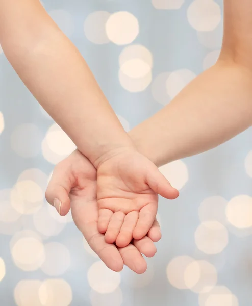 Mujer y niño pequeño manos juntas —  Fotos de Stock