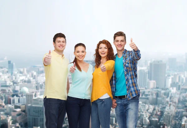 Adolescenti che mostrano i pollici in su — Foto Stock