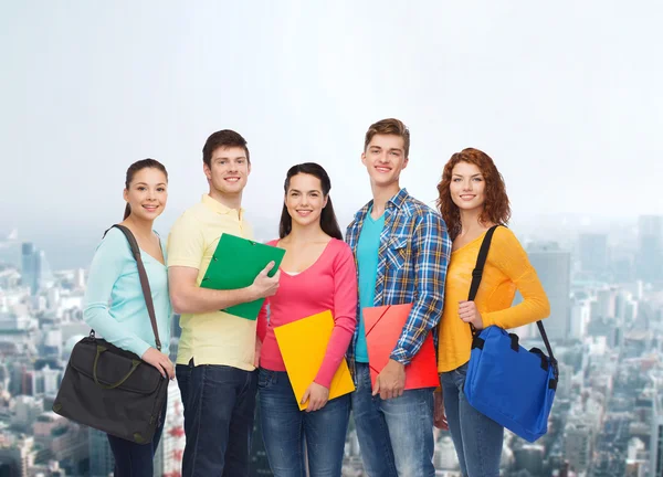 Gruppo di studenti sorridenti adolescenti — Foto Stock