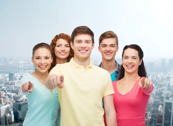 Smiling teenagers over city background — Stock Photo, Image