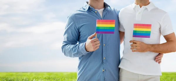 虹のフラグを保持している同性愛者のカップル — ストック写真