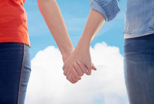Лесбийская пара держит за руки — стоковое фото