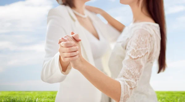 Verheiratete lesbische Paare tanzen — Stockfoto