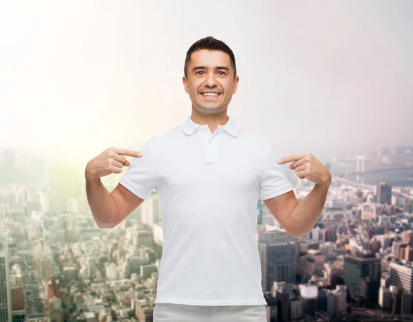 Sonriente hombre apuntando con los dedos sobre sí mismo —  Fotos de Stock