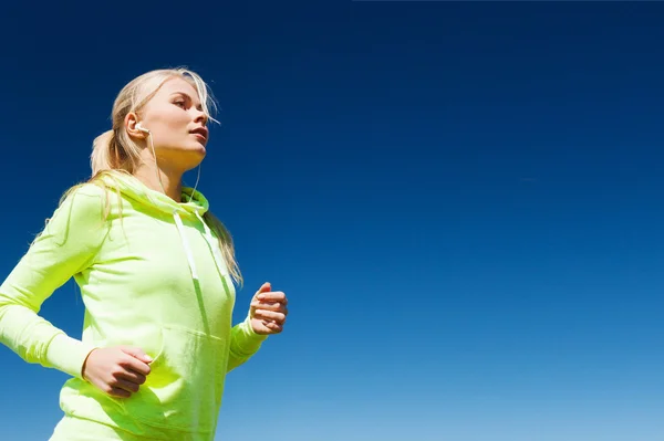 Femme faisant courir à l'extérieur — Photo