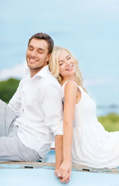 Casal sorridente à beira-mar — Fotografia de Stock