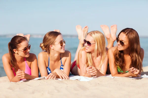 Жінки в сонцезахисних окулярах на пляжі — стокове фото