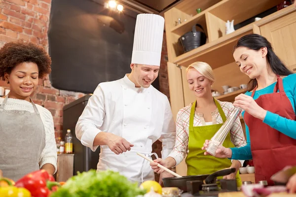 Vrouwen en chef-kok koken in de keuken — Stockfoto