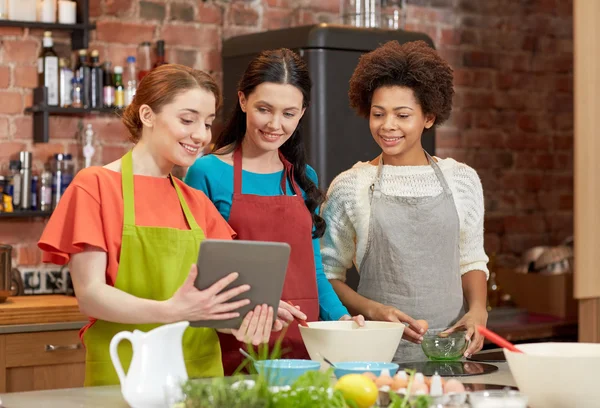 Mulheres cozinhar na cozinha — Fotografia de Stock