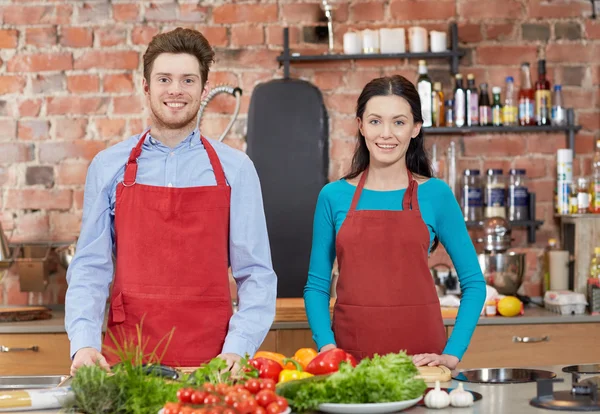 Couple en cuisine au cours de cuisine — Photo