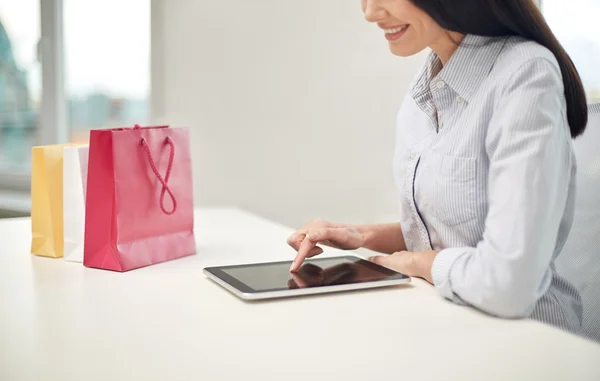 Vrouw met tablet pc op kantoor — Stockfoto