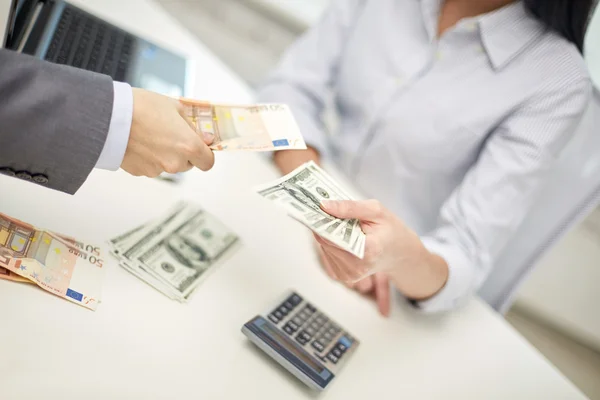 Mãos dando ou trocando dinheiro — Fotografia de Stock