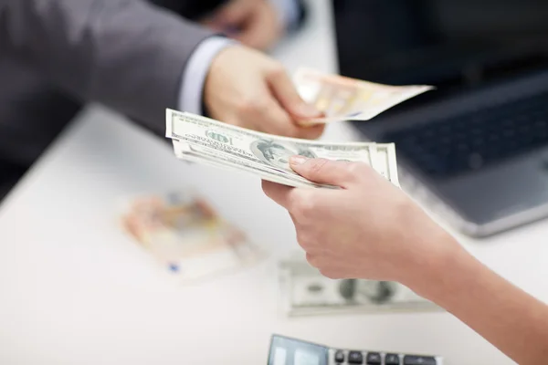 Mãos dando ou trocando dinheiro — Fotografia de Stock