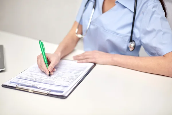 Doctora escribiendo prescripción — Foto de Stock