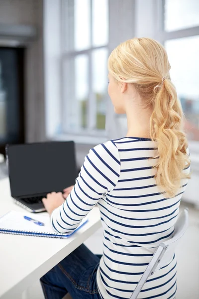 Estudante com laptop e notebook — Fotografia de Stock