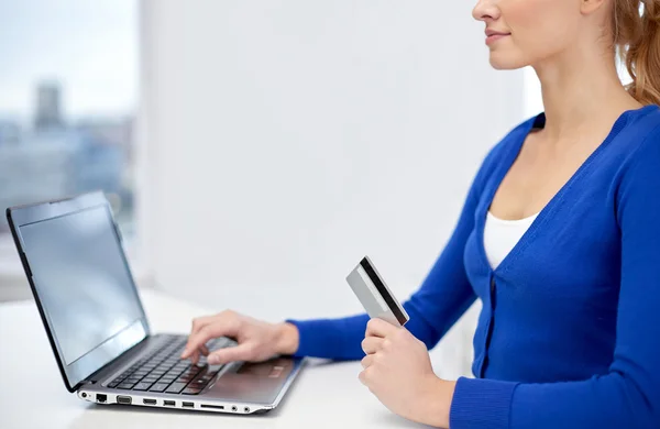 Femme avec ordinateur portable et carte de crédit — Photo