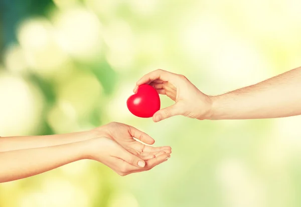 Donna e uomo mani con cuore — Foto Stock