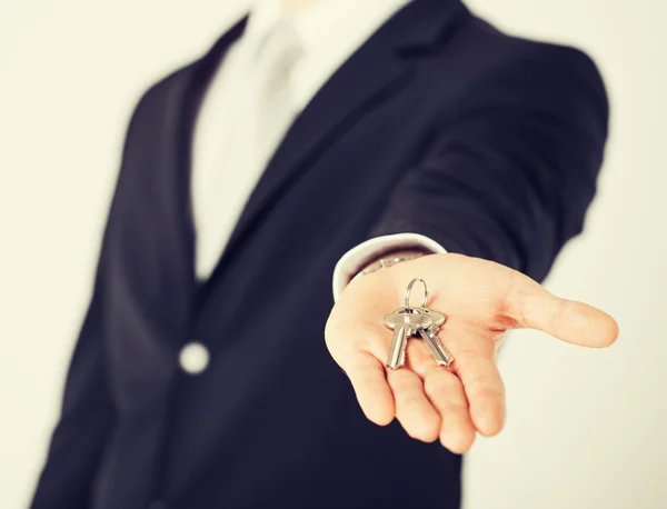 Muž drží klíče od domu — Stock fotografie