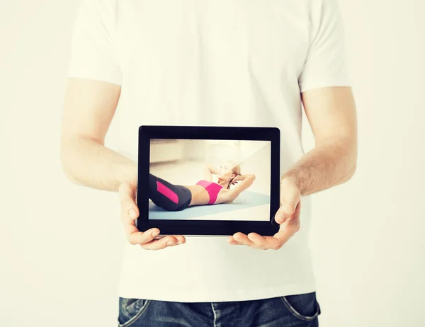 Tablet pc 和运动型女人的男人 — 图库照片