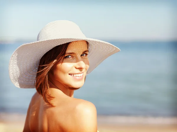 Meisje in een bikini reputatie op het strand — Stockfoto