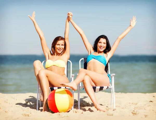 Chicas tomando el sol en las sillas de playa —  Fotos de Stock