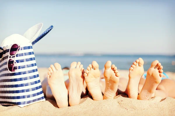 Drie vrouwen liggend op het strand — Stockfoto