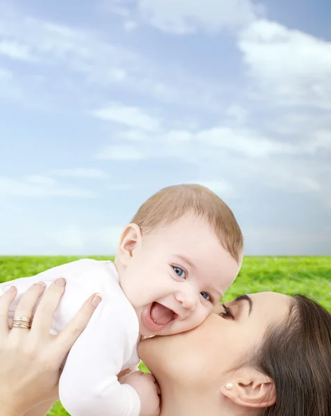 Rindo bebê brincando com a mãe — Fotografia de Stock