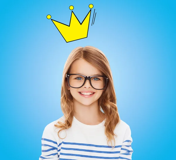 Niña sonriente con anteojos negros — Foto de Stock